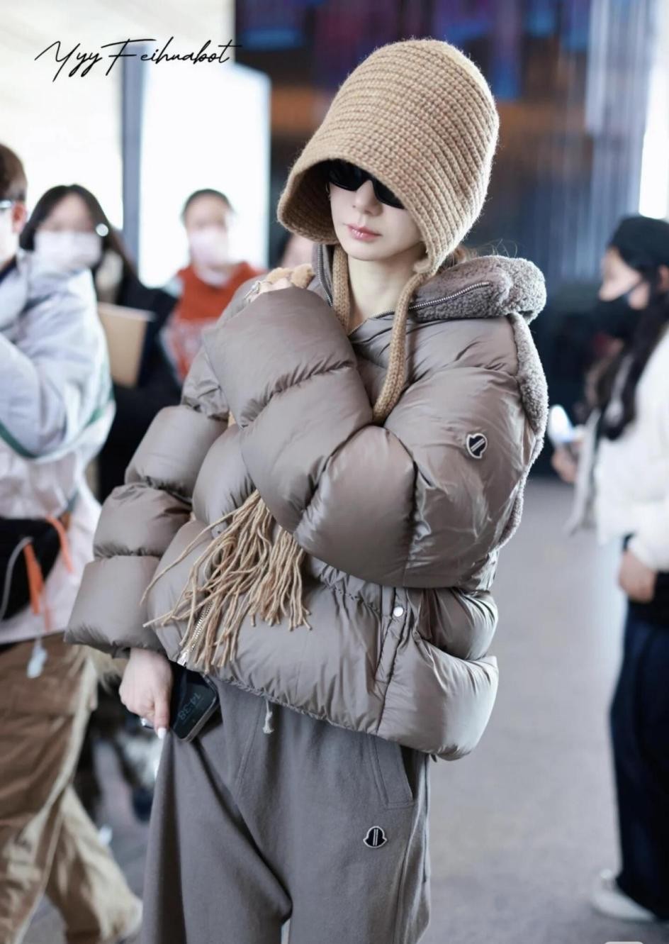 “戚薇”又现超模式穿搭,短羽绒服配拖地阔腿裤,穿出175既视感