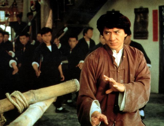 看到成龙官宣新消息才知道，私生活混乱、太子不争气，他凭啥！