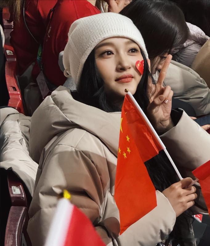 离新年还剩5天，关晓彤整了波大的，鹿晗刷到估计都得愣一下