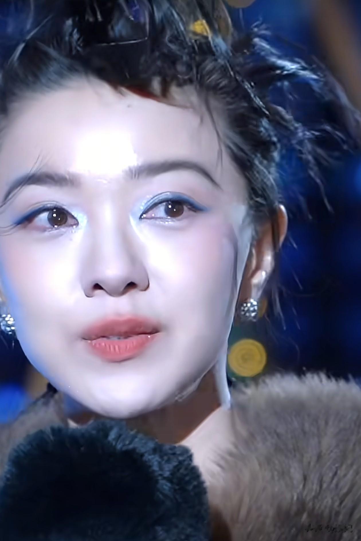 39岁郭采洁活动怼脸拍!一点皱纹都没有,满满胶原感,像25岁