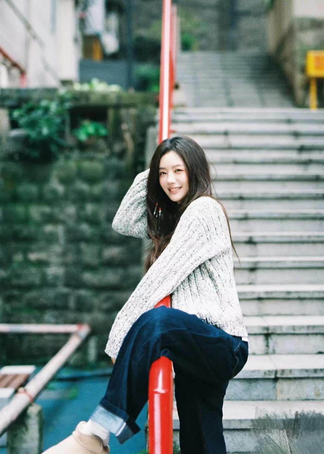 蔡文静私服穿搭真时髦！灰色毛衣开衫蓝色打底衫牛仔裤，减龄！