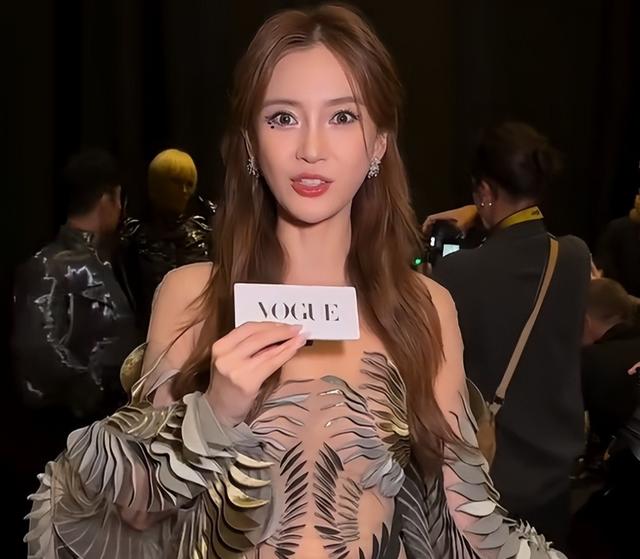 baby现身巴黎高定时装周！故地重游穿过季礼服，腰臀比是自信筹码