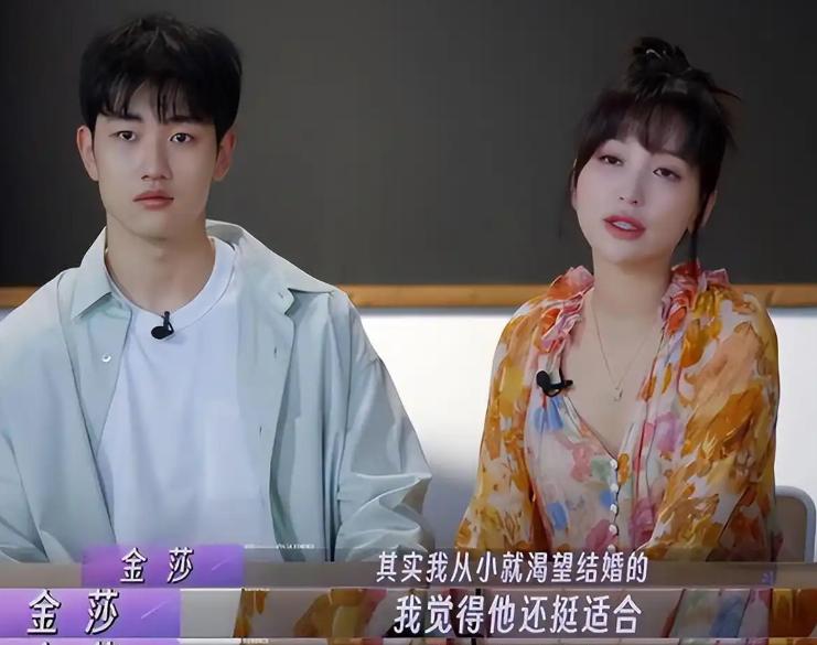 金莎携小男友现身英国，皮草配奶奶帽显老气，孙丞潇看她一脸宠溺