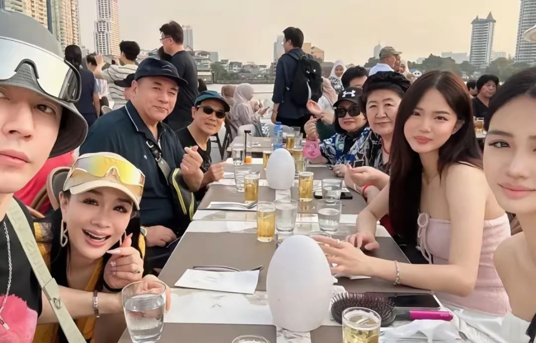 钟丽缇一家8口出国度假，二女儿枕后爸肩膀拍照，婆婆和妈很亲密