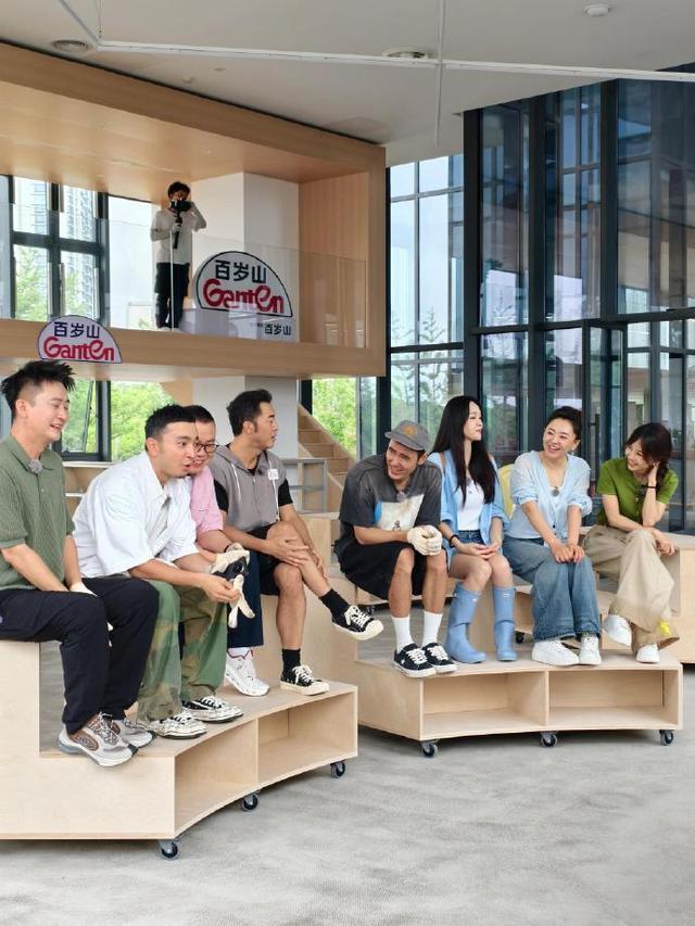 看了46岁陈乔恩与小3岁阮经天同框,才发现她无惧岁月,依然童颜