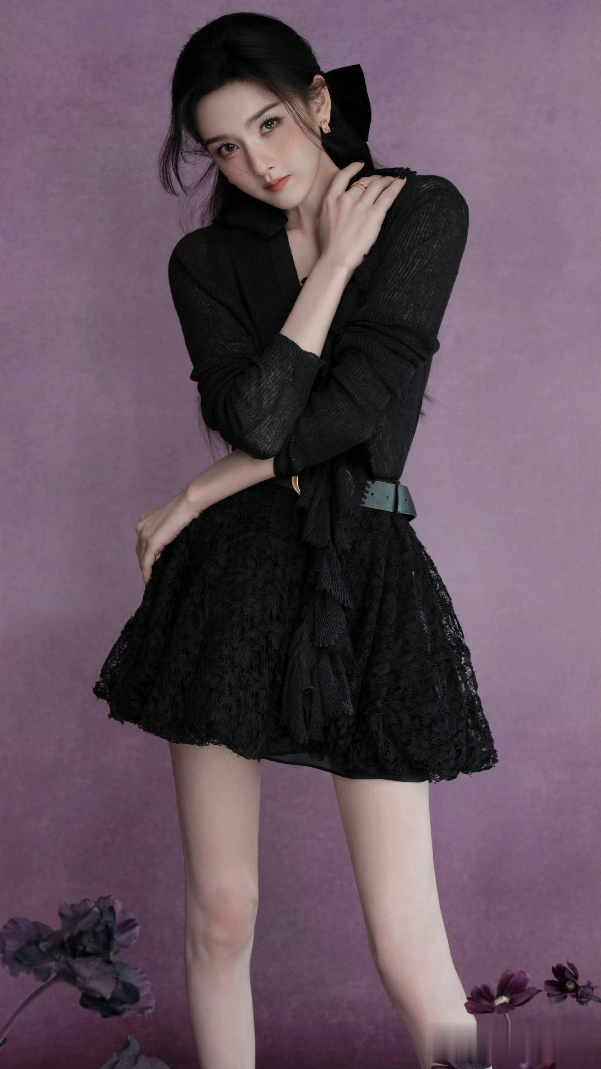 宋祖儿黑裙配银鞋，紫调花海中演绎冷艳复古氛围感