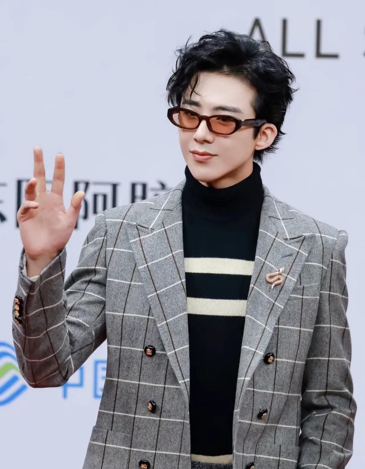 刘宇宁牵手金靖走红毯,霸道总裁既视感,就是衣服太“老气”