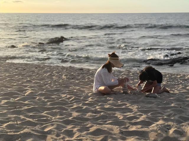 孙俪一家去美国度假，3套穿搭很少女，短裤显腿长，普通人也能学