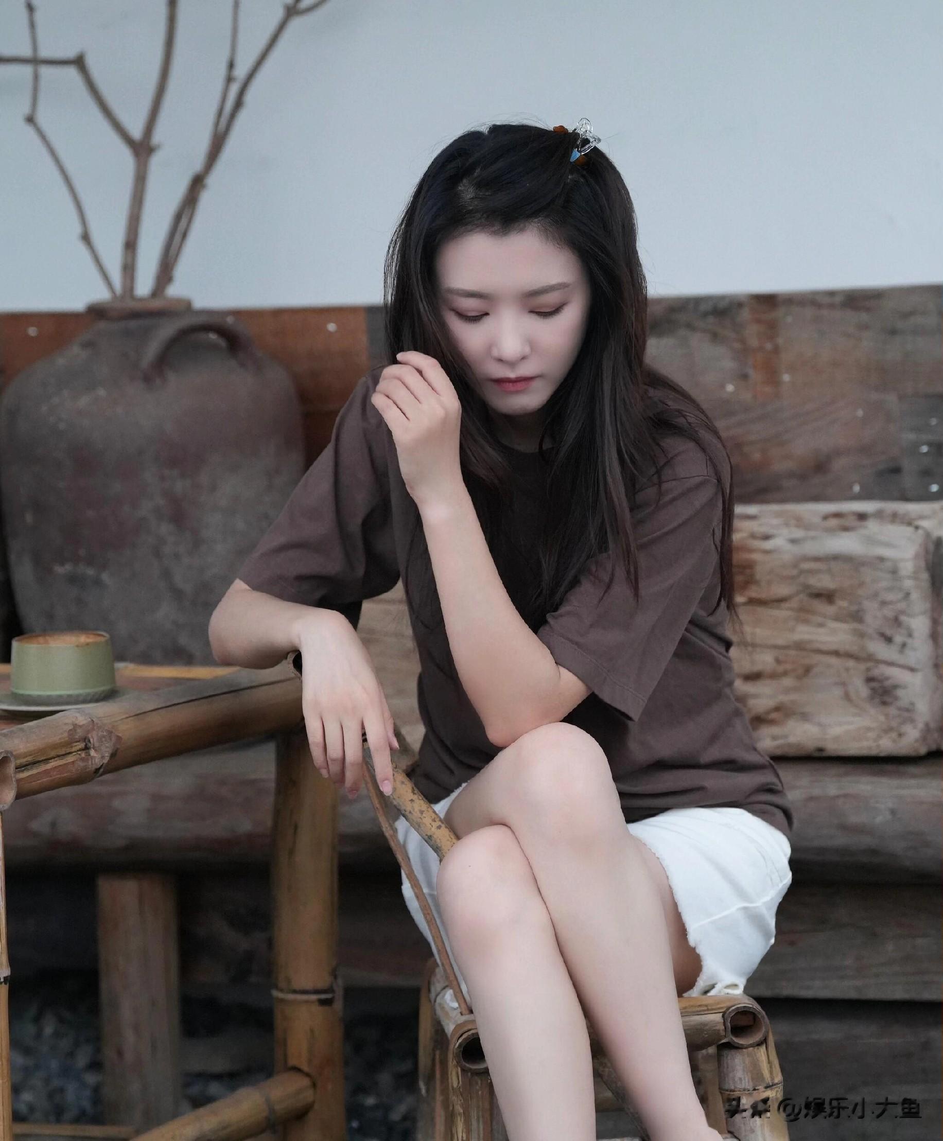 李云霄分享双节美照，穿咖色短袖搭配白色短裤，腿又白又嫩