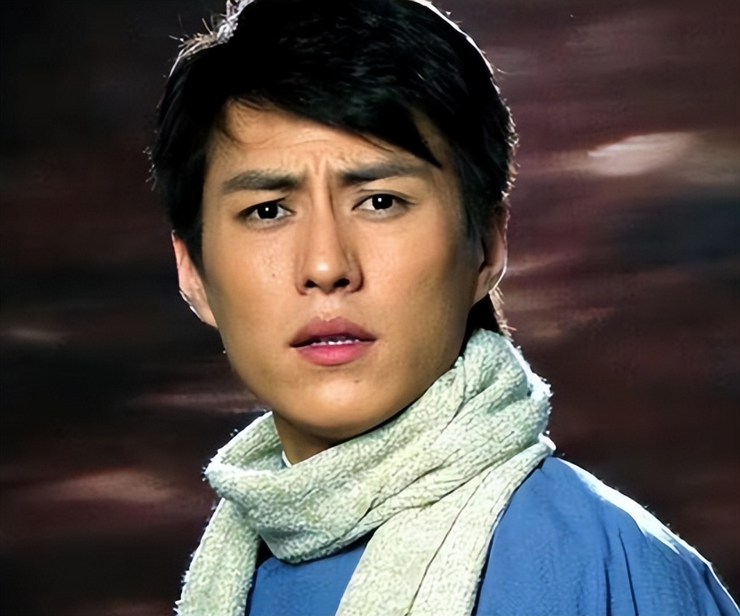 没想到,2026年刚开始,49岁靳东就以这种方式,再次让人刮目相看