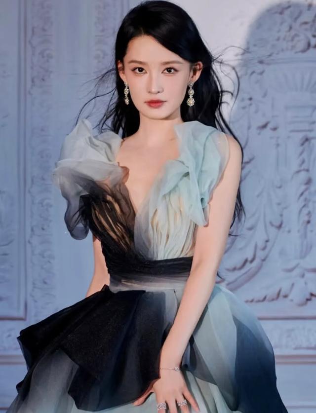 李沁，终于遇到了好看的妆造！网友：骨相真优越～这可是妈生脸啊