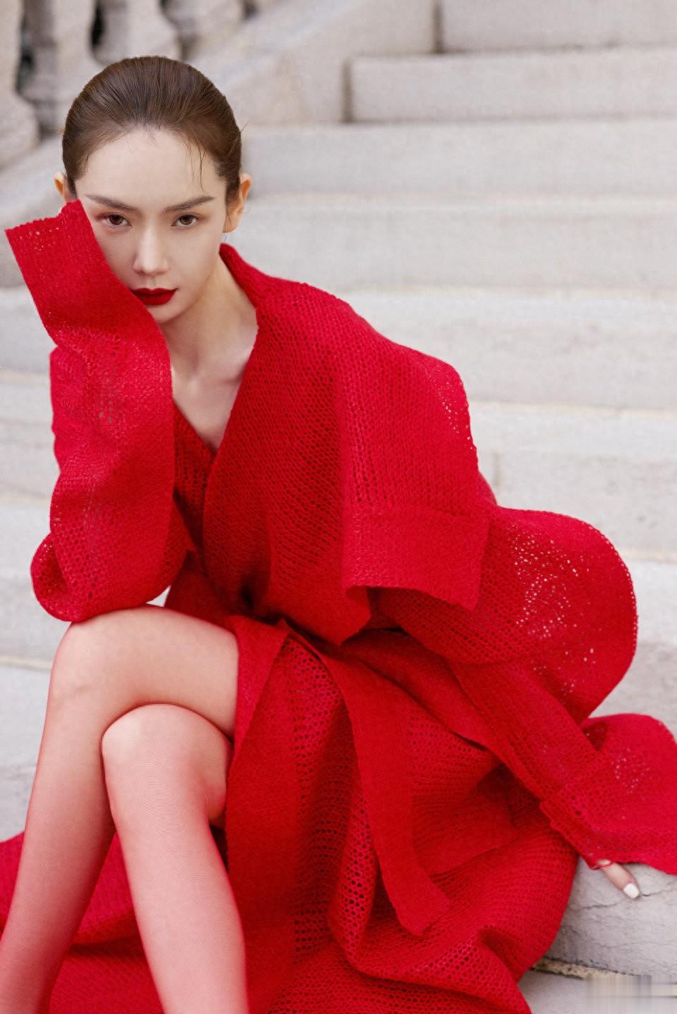 戚薇眼神太酷了,沉浸在戚姐的美貌中无法自拔,红衣美少女无敌了