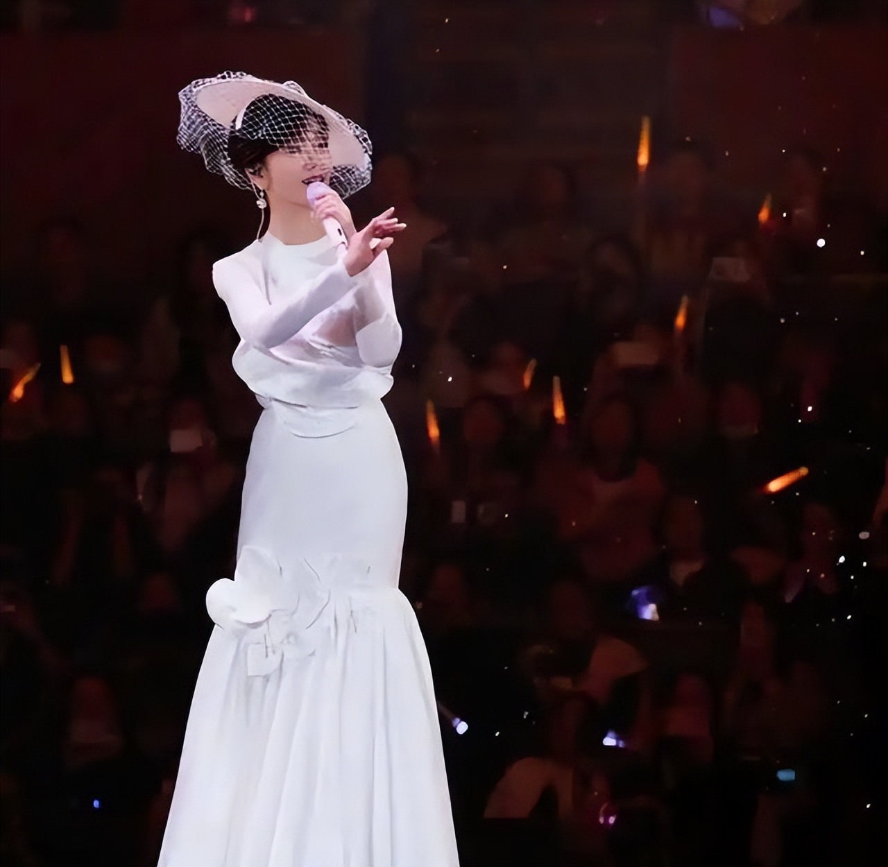 72岁赵雅芝太拼!穿高开叉裙跳“擦边”舞,累到大喘气还敲架子鼓