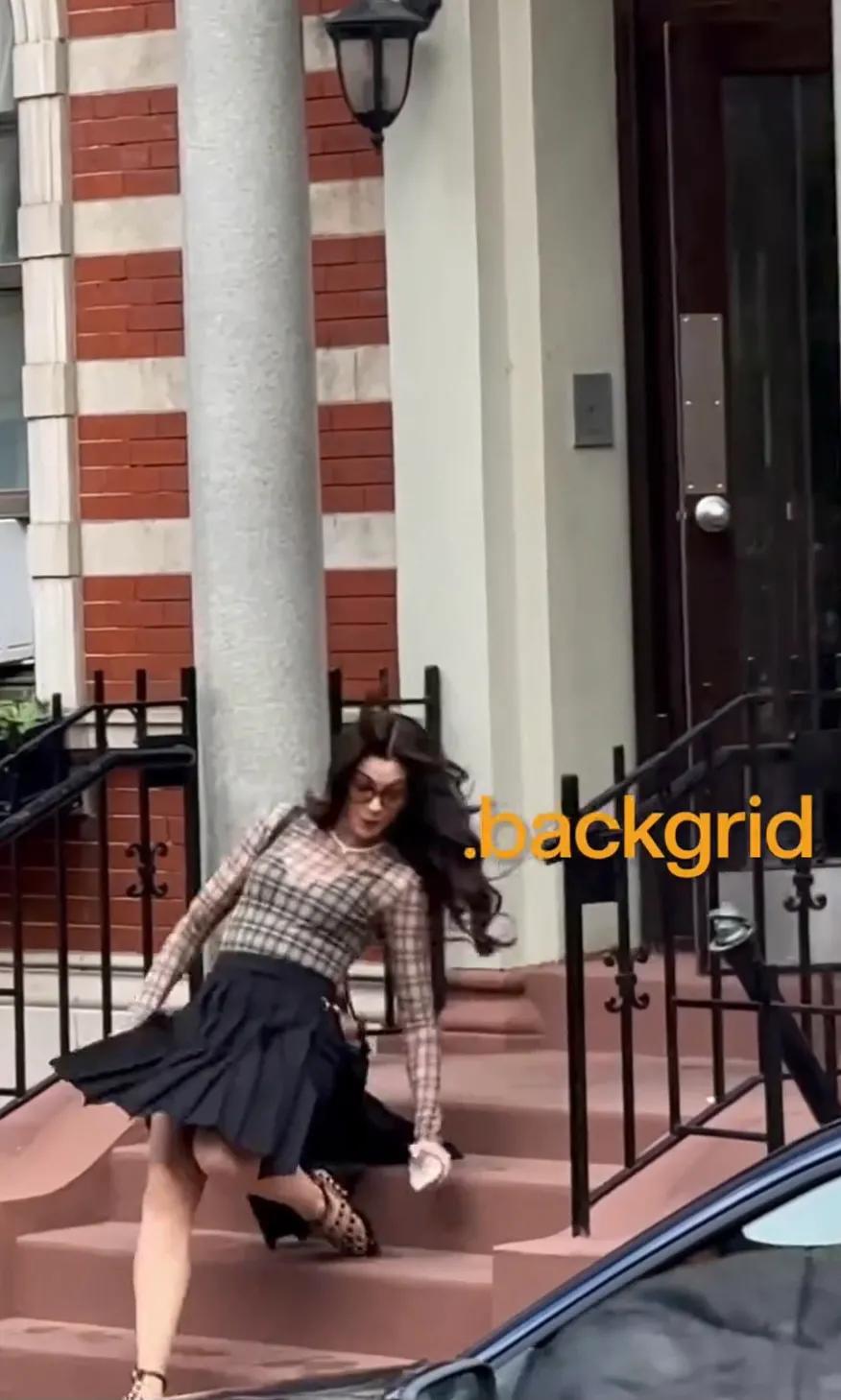 安妮·海瑟薇从楼梯上摔下去，屁股着地，但她手里的面包没摔坏！