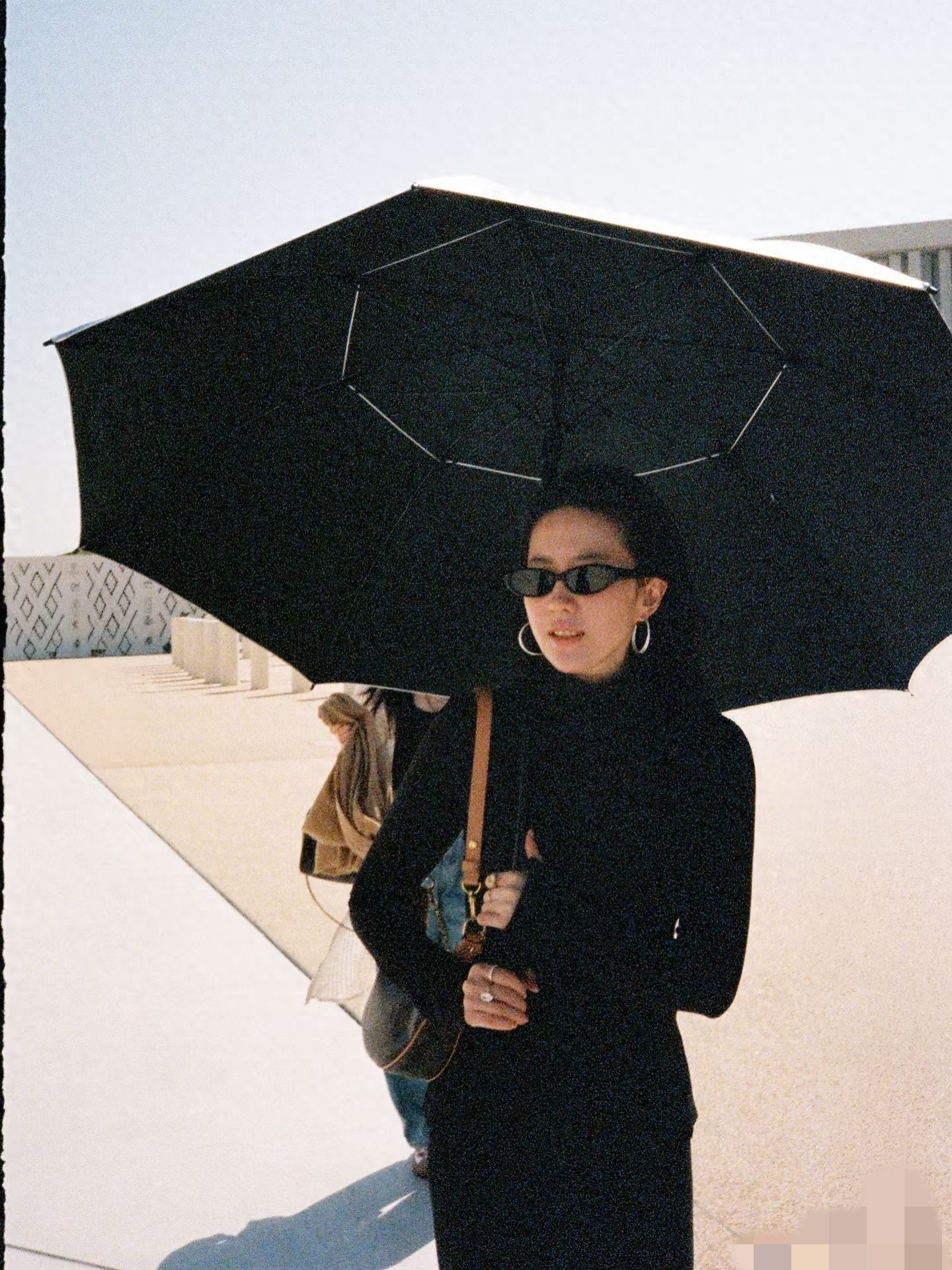 刘亦菲ins更新美图,每一张都很有氛围感,侧脸更美的像雕塑一般