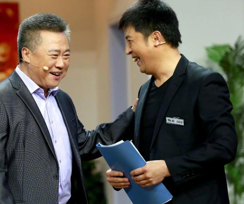 明着吃软饭?多次上春晚竟然全是老婆的功劳,结婚多年被拿捏死