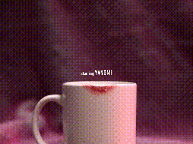 杨幂穿豹纹高跟鞋坐地上,她玩弹珠的样子很美,她长了一张建模脸