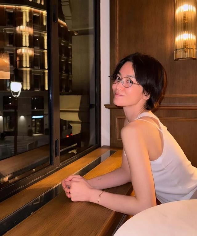 宋慧乔接了长发美回来了，她还是留长发好看，她穿白色背心很少女