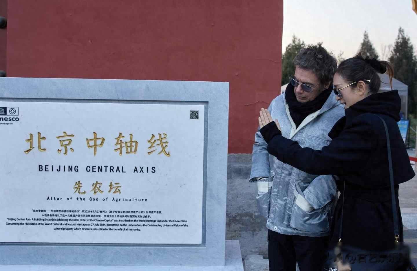 巩俐挽着老外丈夫逛北京，路人拍下后全网疯传，这画面太真实了