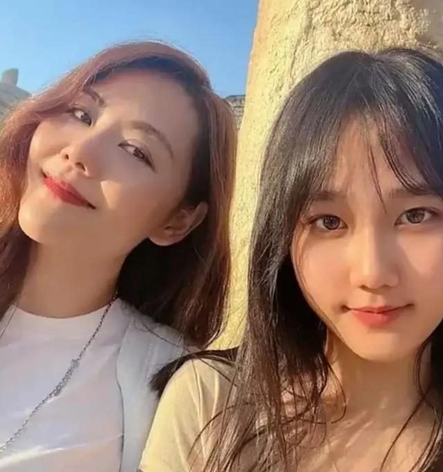 柳红和萧剑扮演者再聚首,49岁陈莹知性大方,55岁朱宏嘉年轻帅气