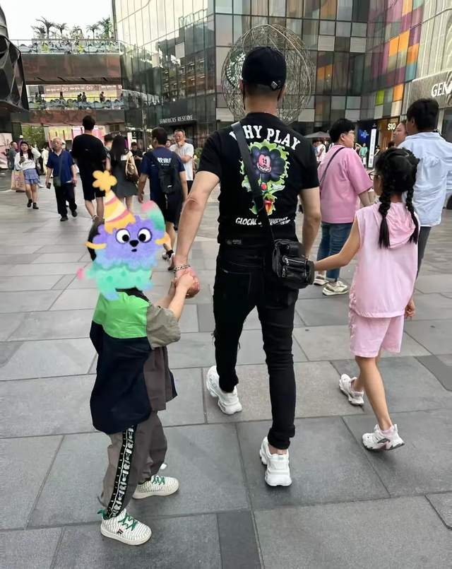 章子怡红毯气场全开！酱园弄首映带女儿出席，母女俩互动温馨有爱