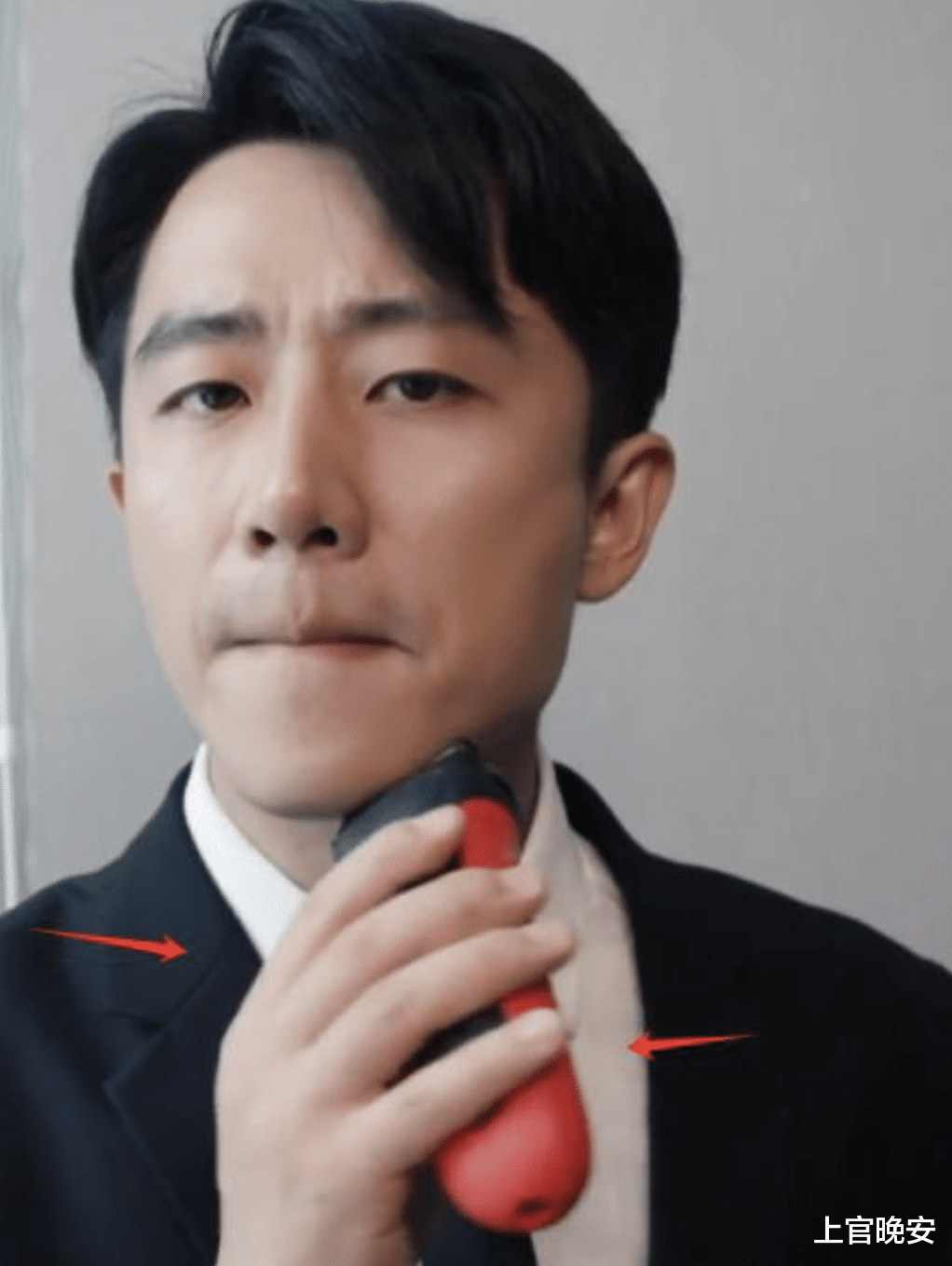 被丑手指拖累的6位明星，长了一张好看的脸，但伸出手能把人笑死