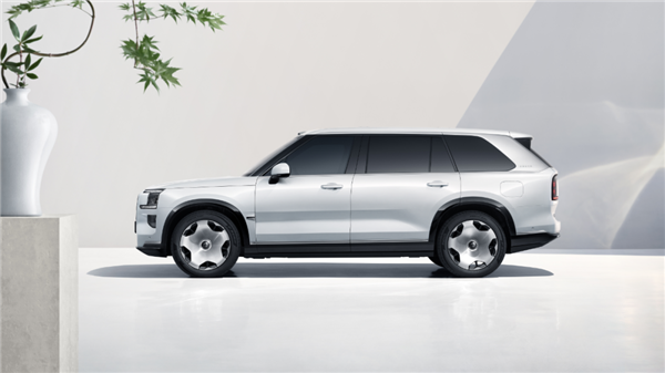 坐实“杭州湾库里南”！极氪9X纯白版官图公布：一眼尊贵