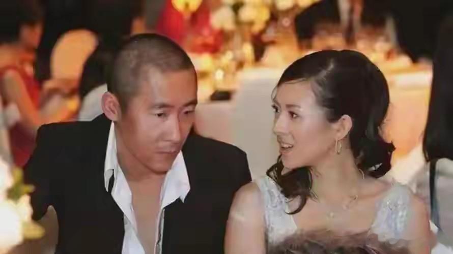章子怡哥哥结婚20周年晒全家福，章家父母保养惊人，子女颜值爆表