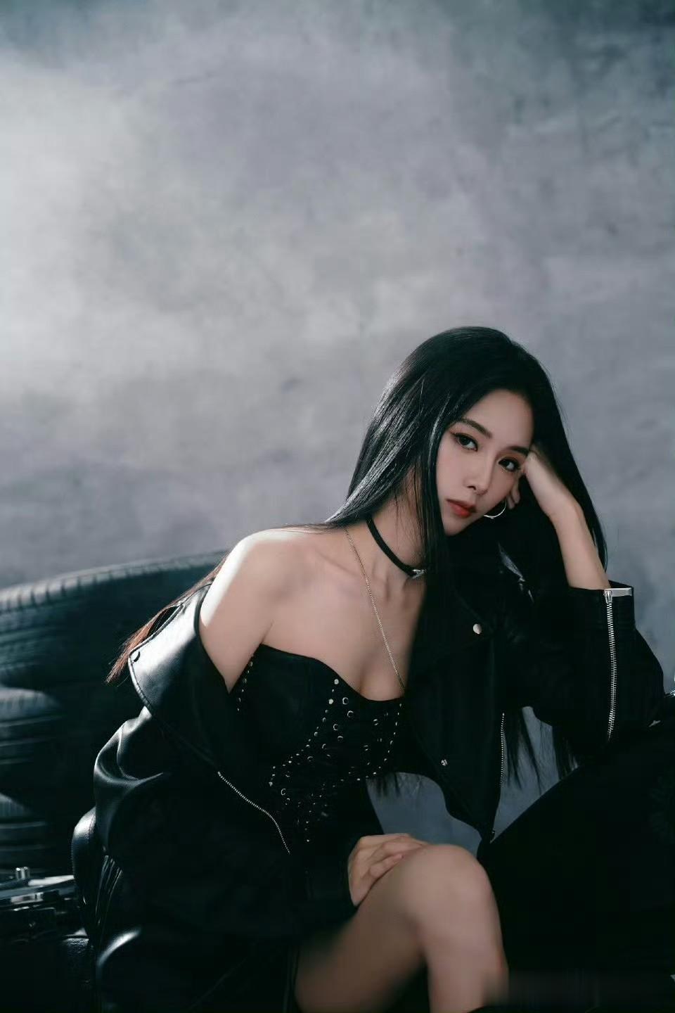 徐艺洋黑飒造型:皮革裹身,冷艳里淬着酷飒锋芒