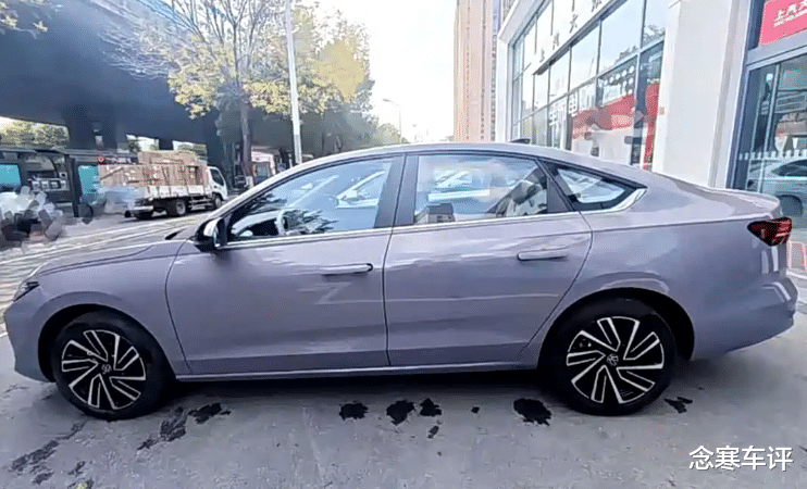 小帕萨特实锤！朗逸Pro车长4720mm，配隐藏门把手，11月就会上市