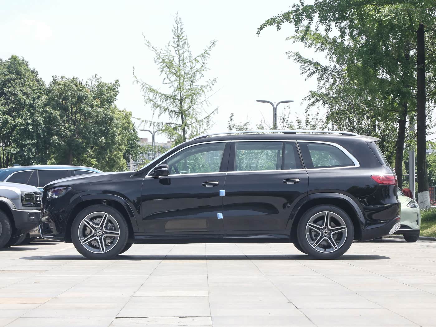 全新奔驰大型SUV到店！车长超5米2，配大七座，搭载3.0T轻混+四驱