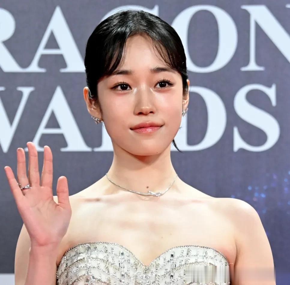 青龙奖红毯韩星集体翻车！孙艺珍面相变了，玄彬气色差发际线堪忧