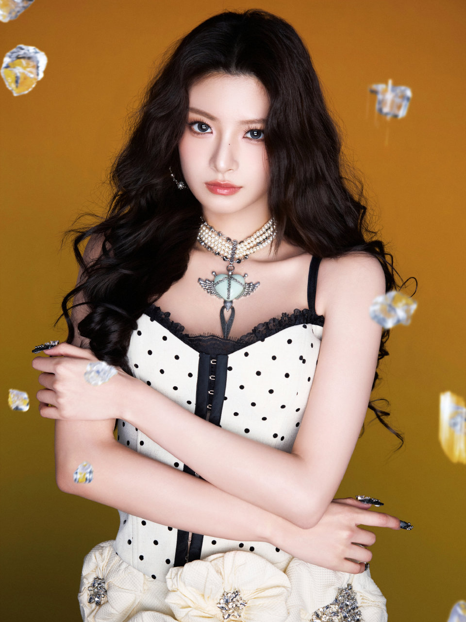 歌手王怡人脚踩高跟筒靴，这腿好美啊