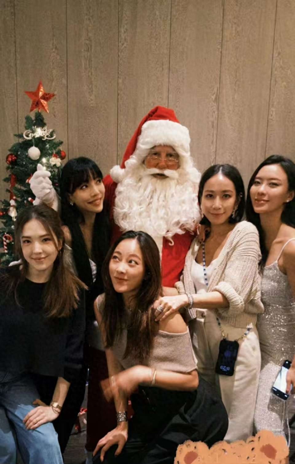 许玮甯和李靓蕾提前过圣诞！李靓蕾皮松肉垮，下巴尖的像格格巫