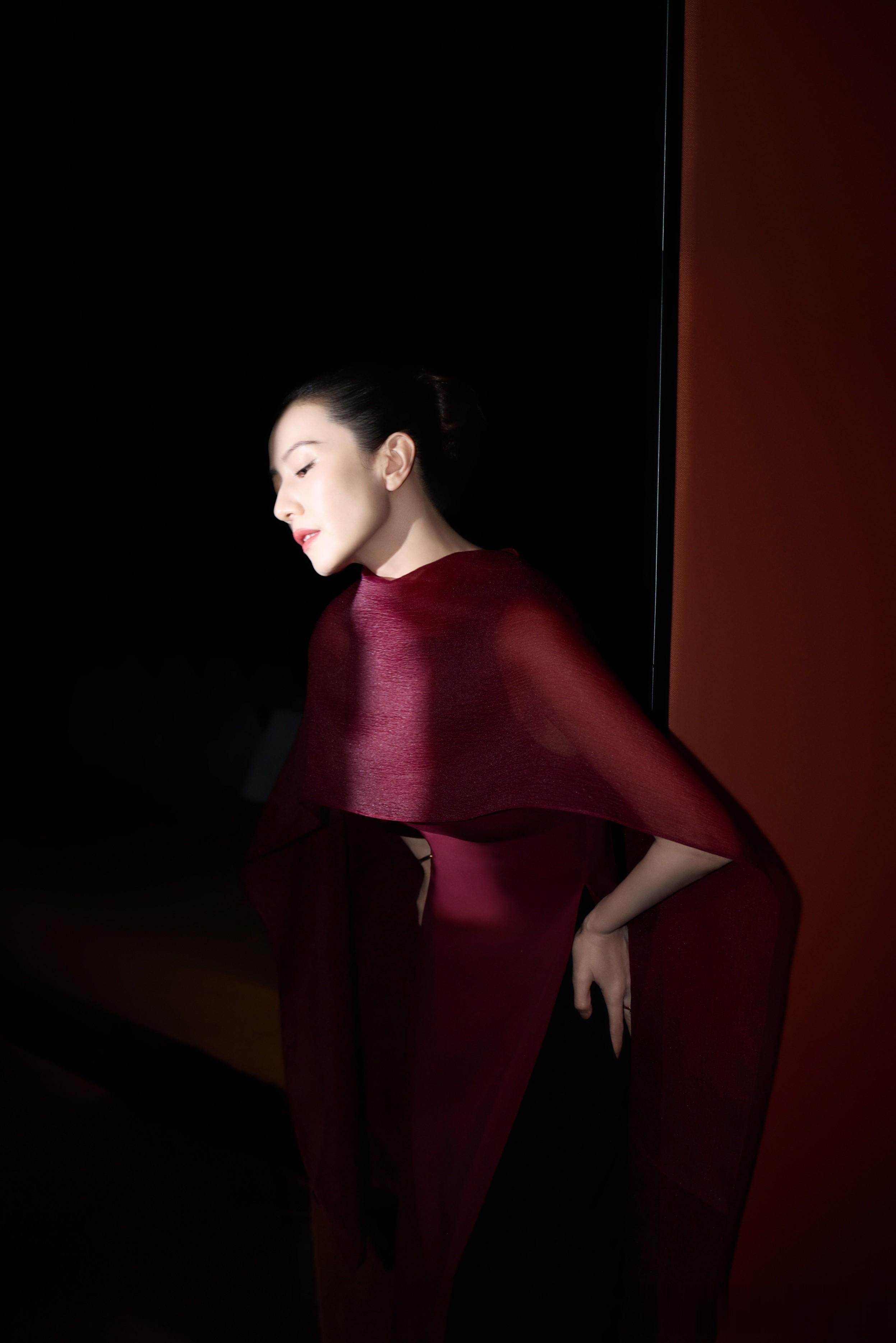 46岁高圆圆最新红毯生图,她眼角细纹明显,网友:自然老去也很美