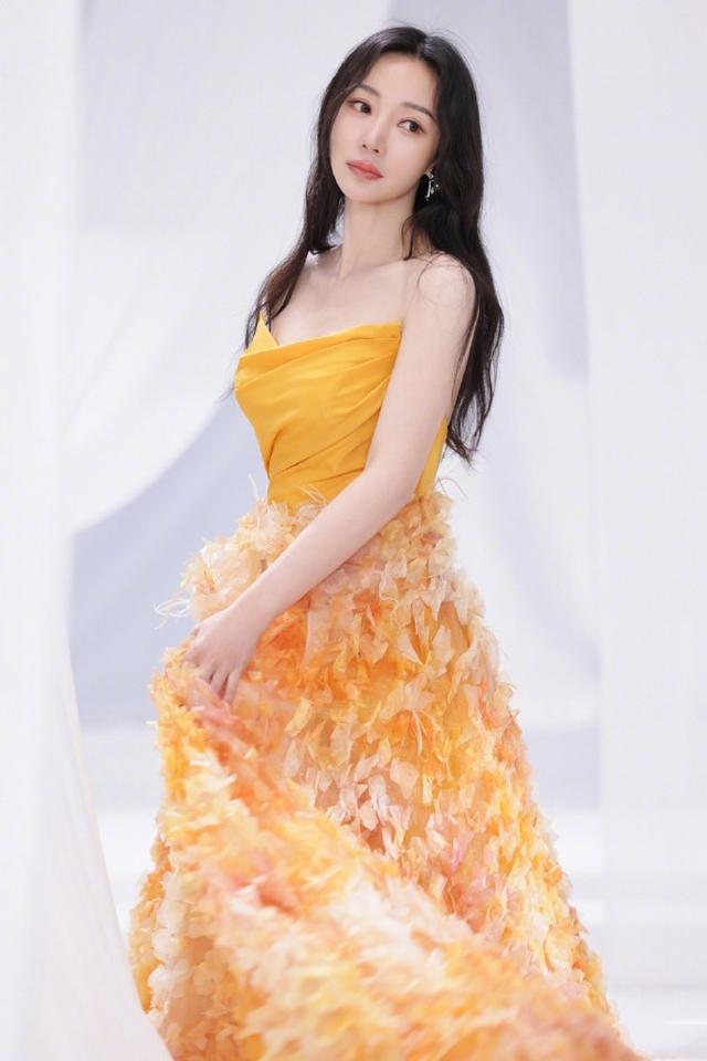 柳岩一改往日风格，简约搭配尽显时髦，轻松减龄，展现出别样魅力