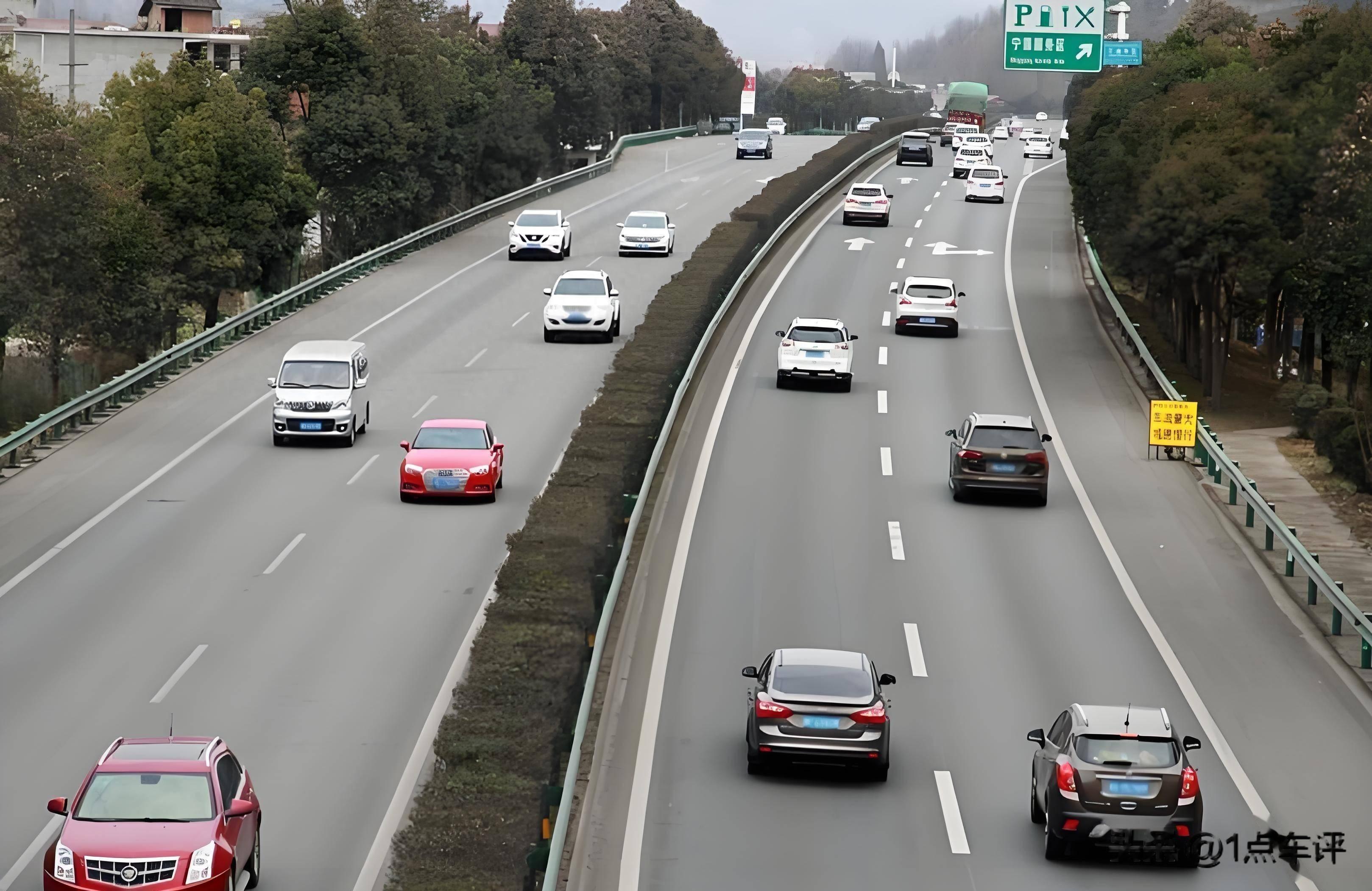 车坏在高速上，首先要给谁打电话？记牢了，弄错容易吃亏