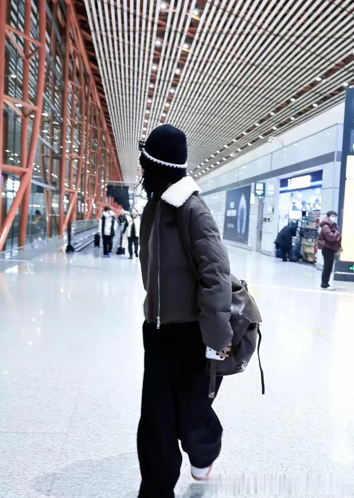 辛芷蕾机场私服真时髦！短款羽绒服+阔腿裤+针织帽，洋气又高级！