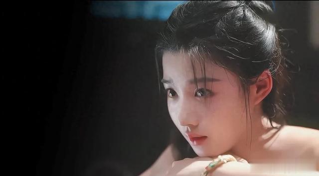 明明是公主、却拍成村姑：驼背、苦瓜脸、鼻梁也没了，一言难尽