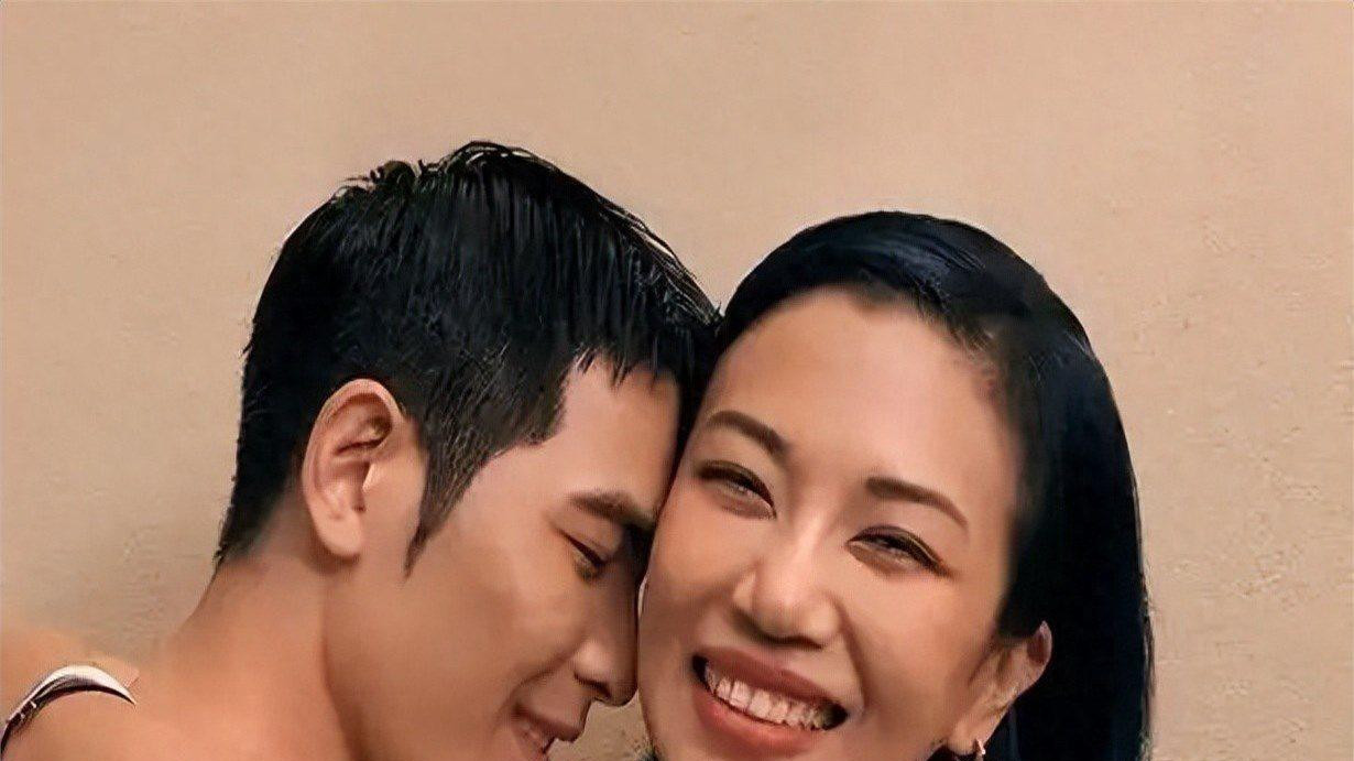 51岁林有慧苦尽甘来，晒“一家三口”回应催生，看来小S早已知内情