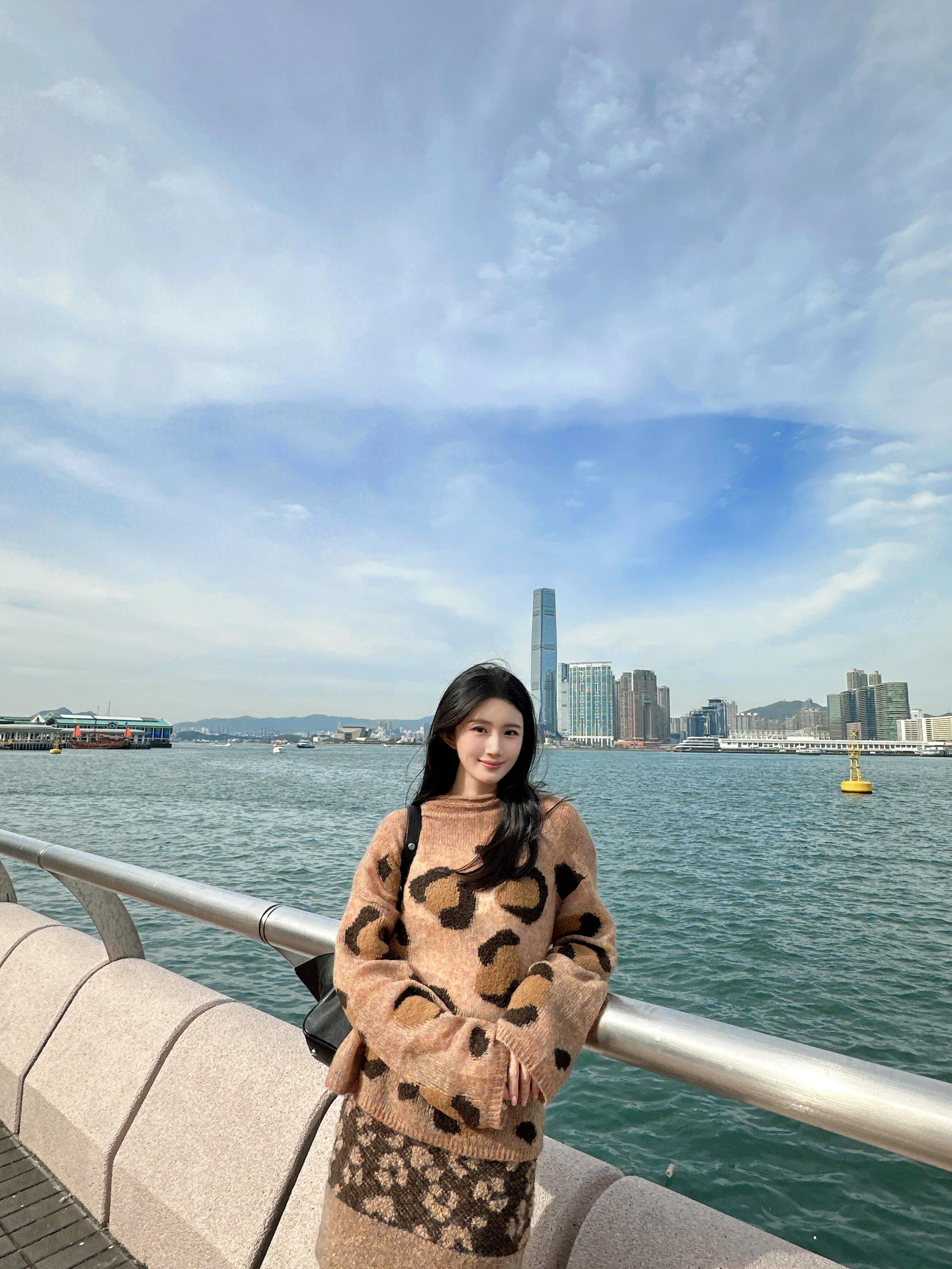 演员赵昕长筒靴穿搭美拍，清纯又可爱