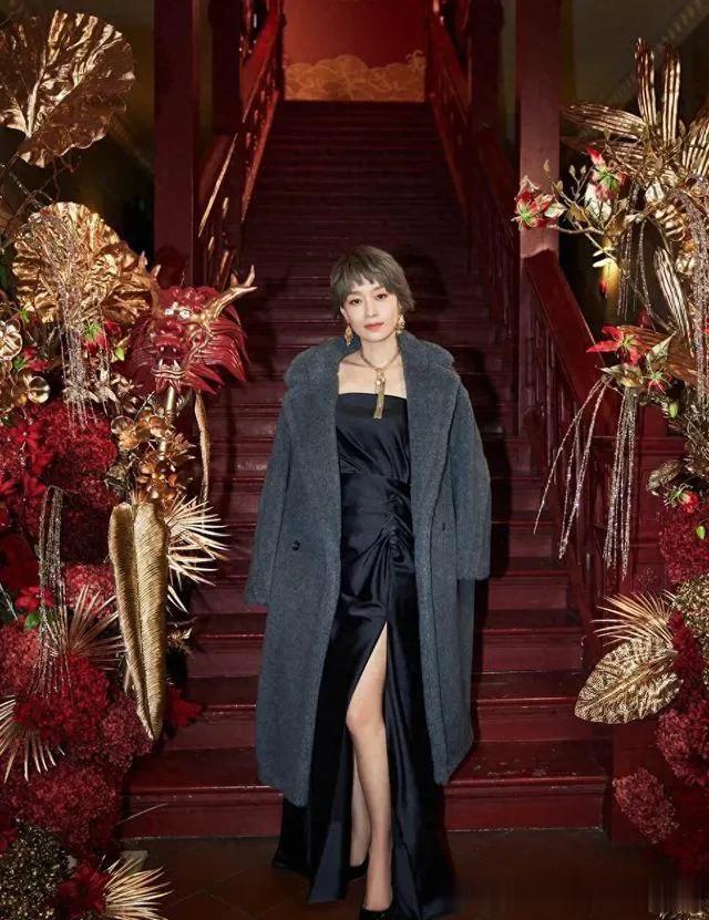 马伊琍新剪了短发真惊艳！穿羊羔毛大衣+抹胸裙，美出国际范！