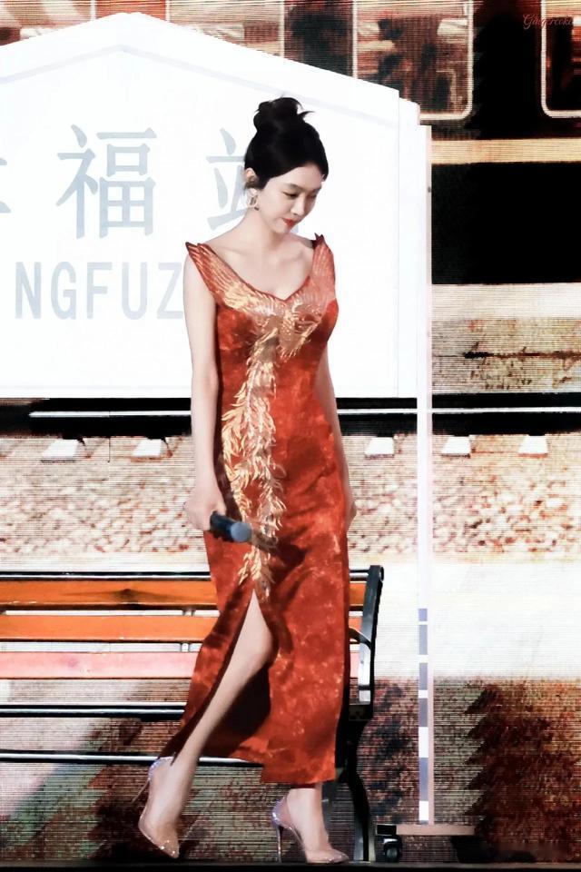 天呐！姜妍这“百变戏精”，戏里戏外大不同，美得像烟花plus！