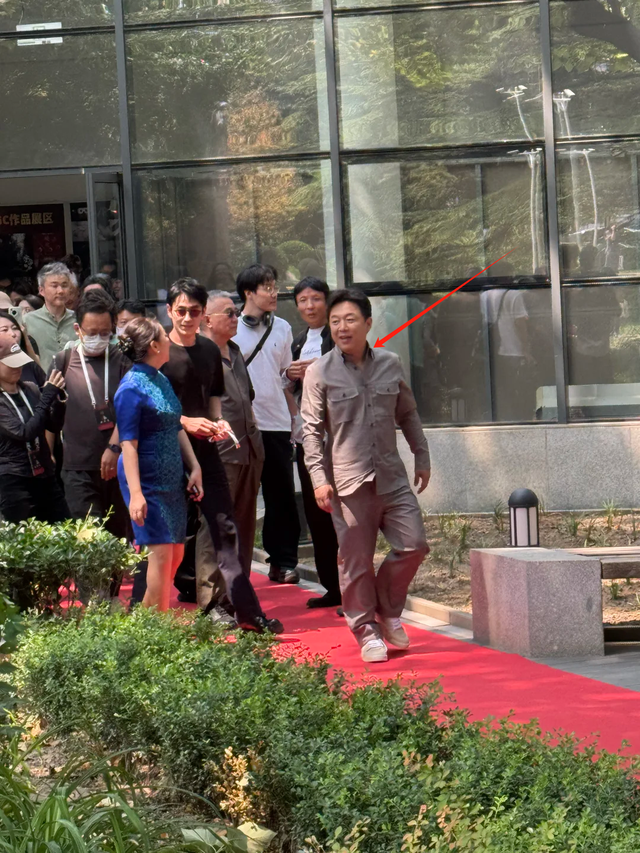 北影颁奖礼：黄渤胖成唐国强，李少红风韵犹存，朱一龙合影站C位