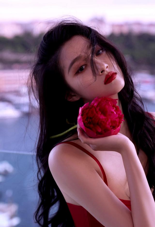 关晓彤,红色绷带裙勾勒魔鬼身材,长发散落胸前,女人味爆棚