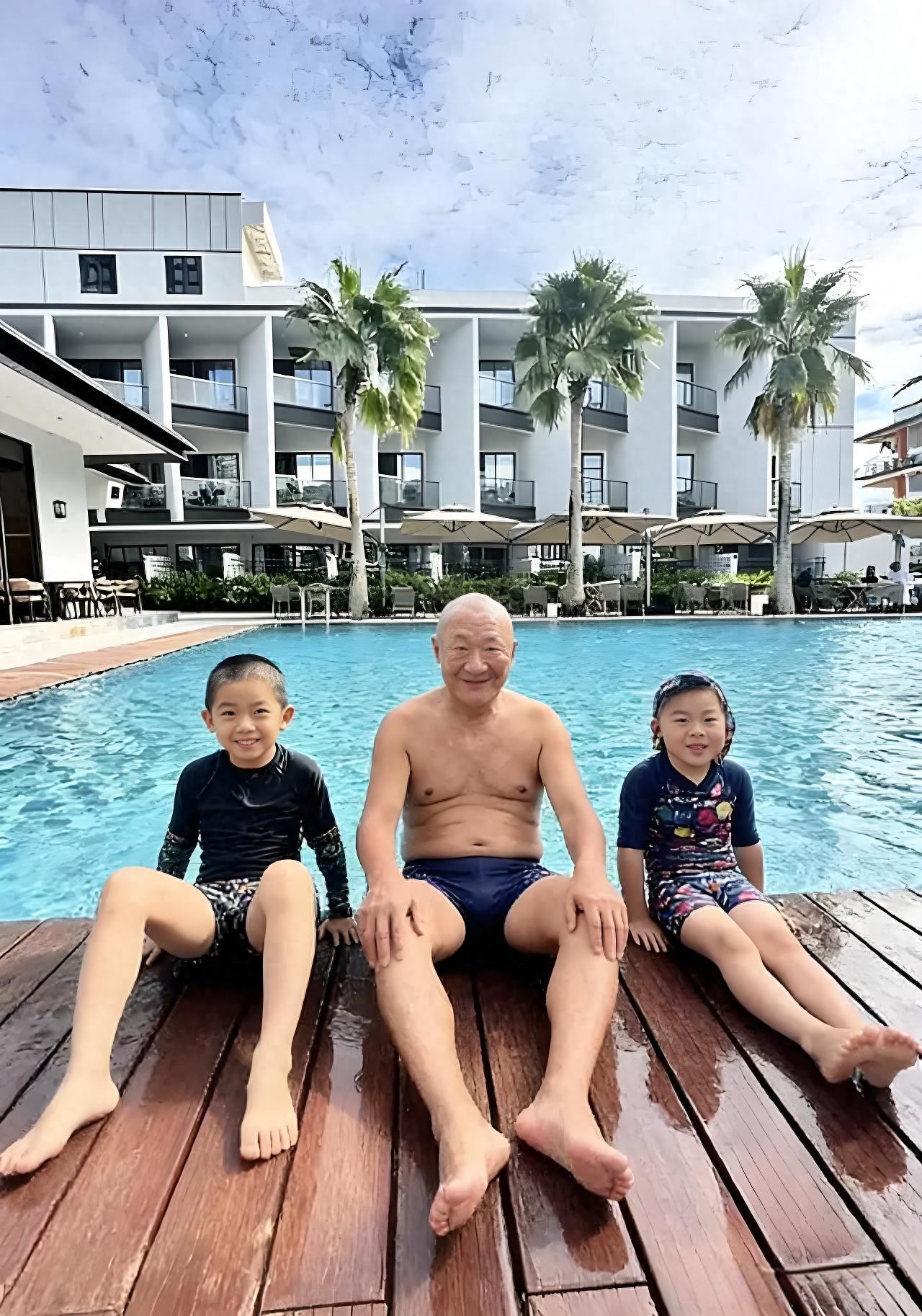 62岁歌手谢东带两儿子游泳，两儿子才那么大，跟他很像是爷孙辈！