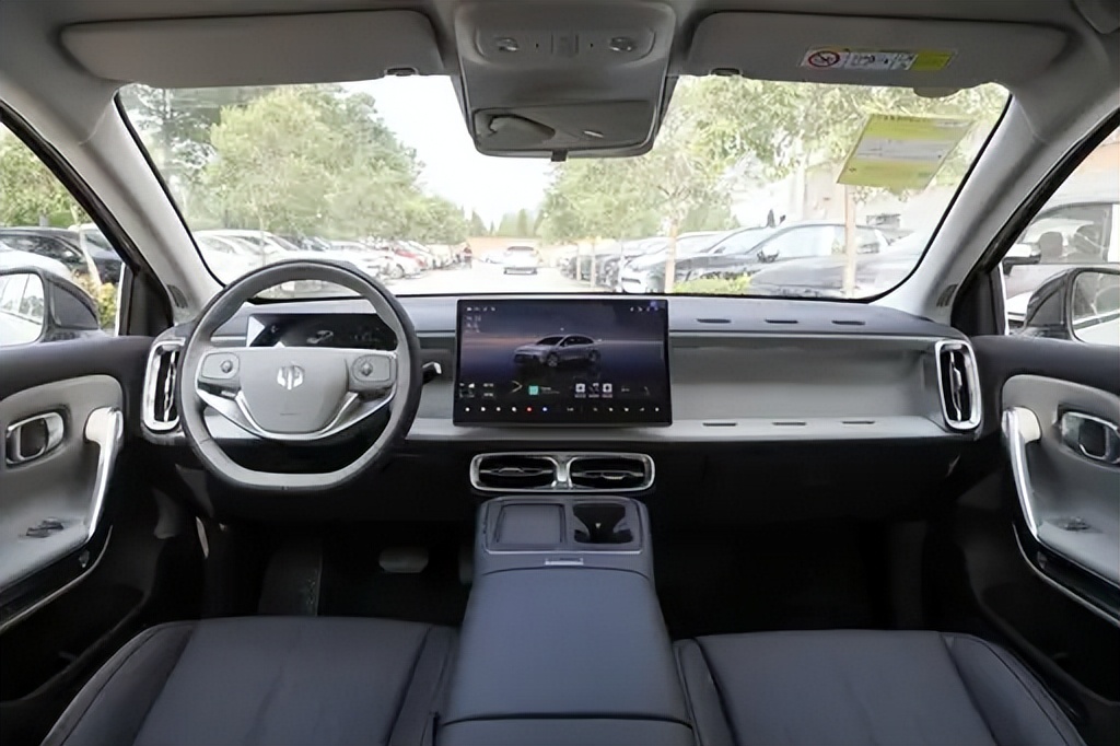 轴距2735mm，8.98万起，解析零跑B01