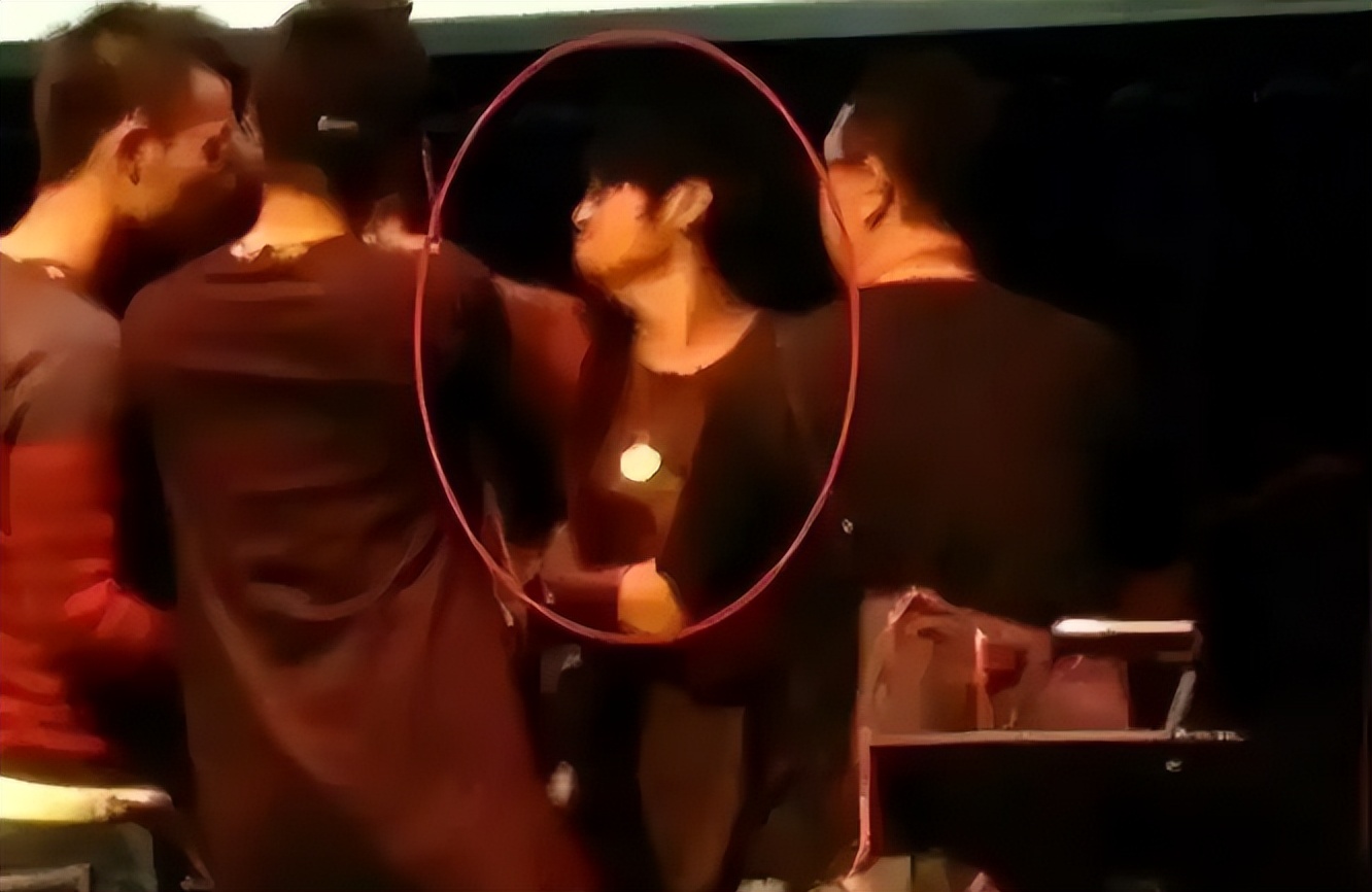 46岁曹格演唱会“尺度大”,与女粉丝十指紧扣、还亲吻合影引争议