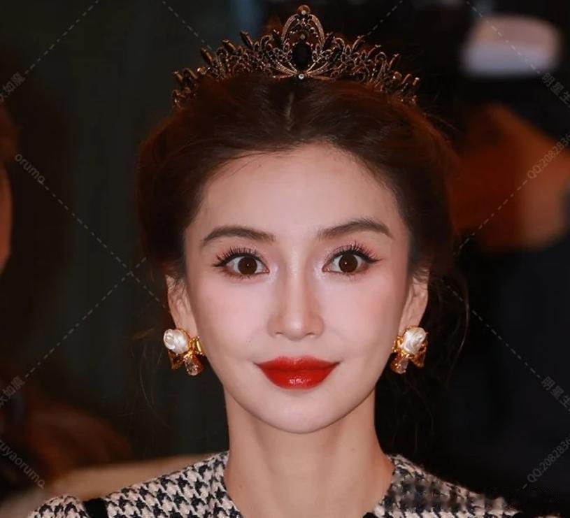 baby活动上戴钻石皇冠，88万玫瑰金手镯，看到怼脸镜头网友炸锅了