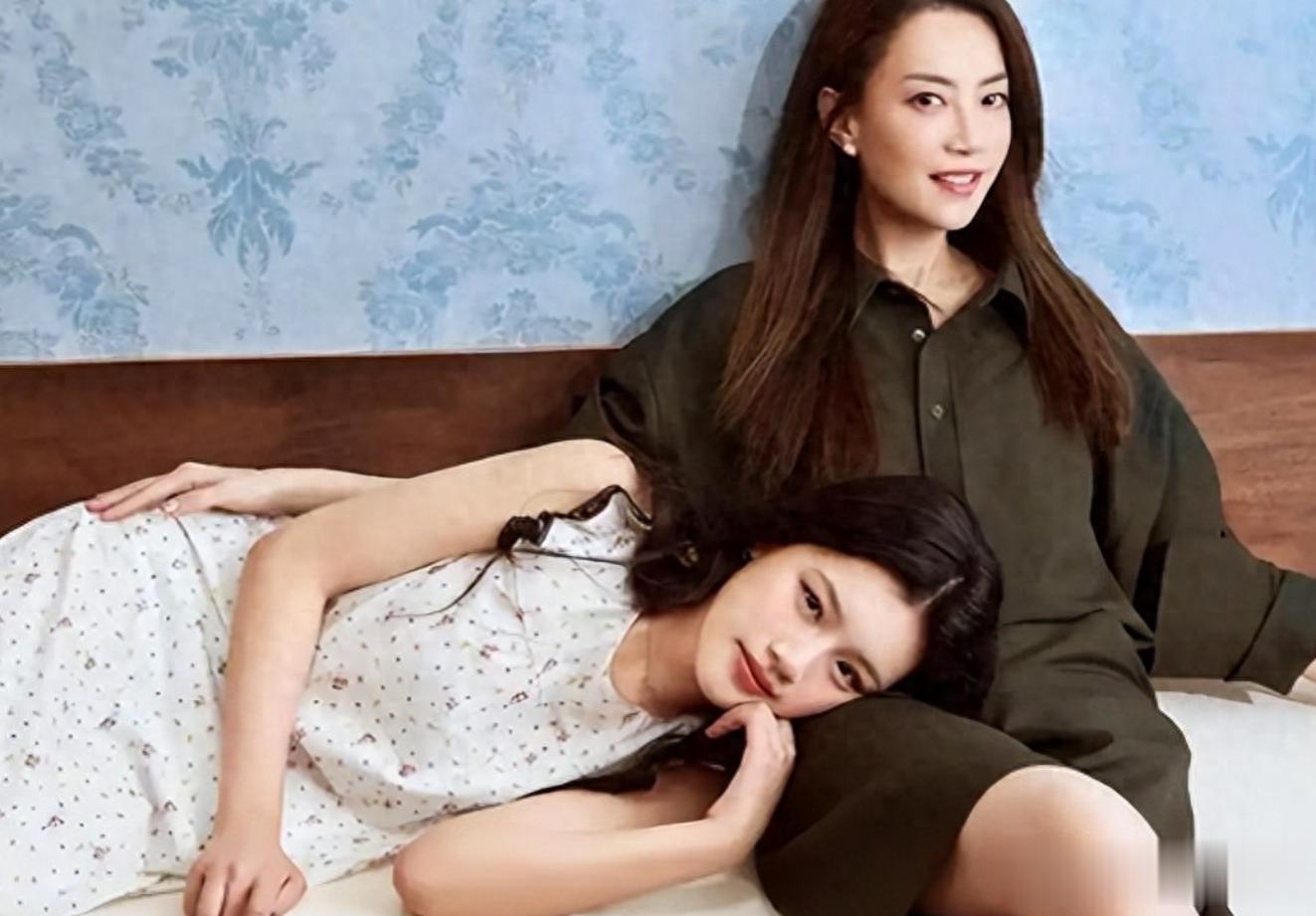 53岁依然光彩夺目，谢霆锋前女友与女儿同框的幸福瞬间！